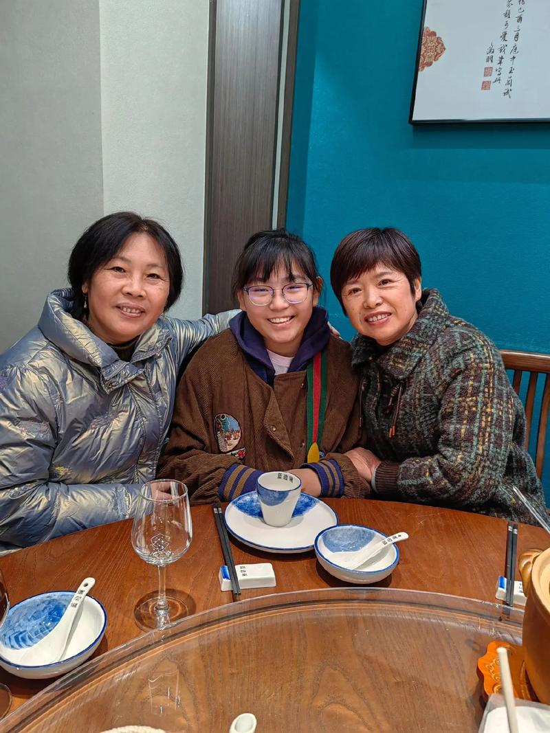 新澳2025今晚开奖结果和养3弟妹女生遭堵门与女孩不堪养活三弟妹压力轻生续