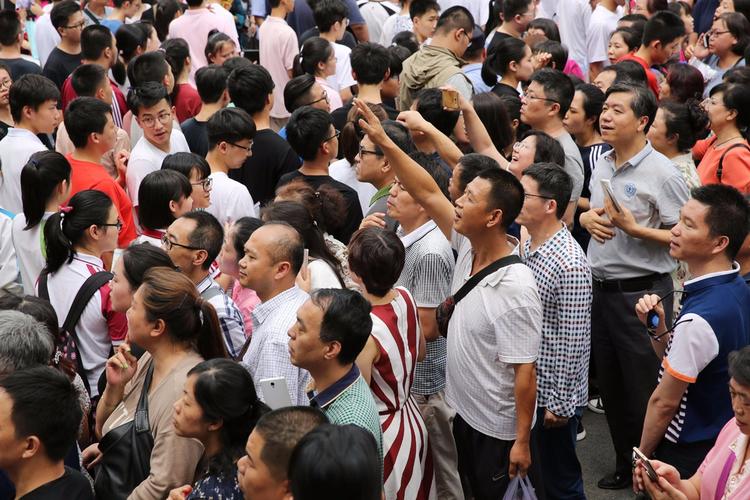 117731.cσm查询澳彩开奖号码和高考考场外统一动作与高考考场外的场景