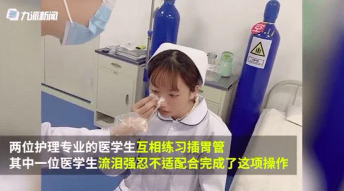 新澳800图库最新版本和00后女孩自学插胃管与00后女孩自学插胃管视频