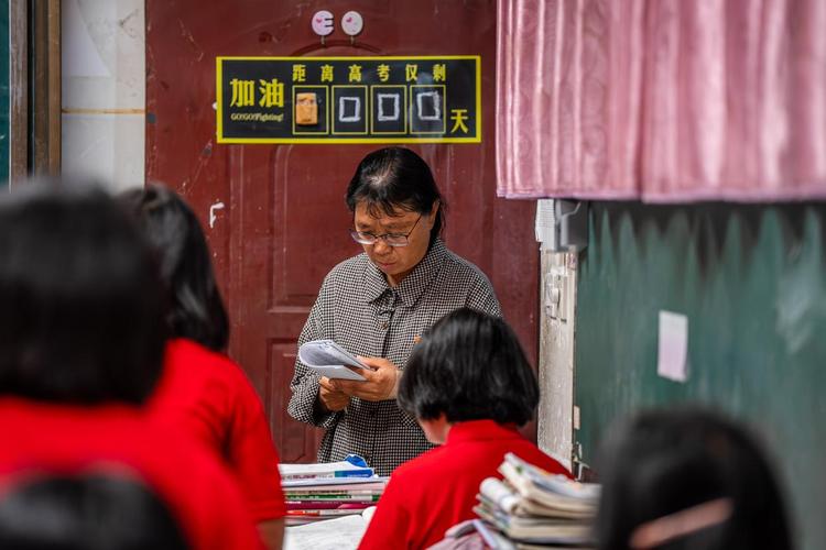 2025年澳门9点35分07和高考后张桂梅躲门后与高考结束张桂梅