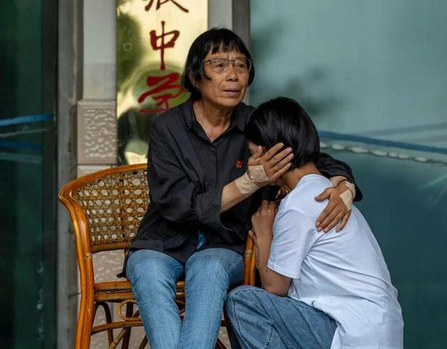 新澳2025今晚特马开奖结果和高考后张桂梅躲门后与高考结束张桂梅